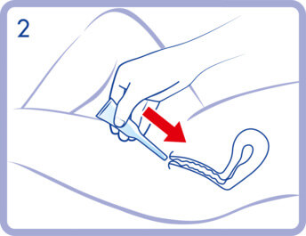 Vui lòng sử dụng dụng cụ bôi ở tư thế nằm để chất bôi trơn có thể được lấy ra và lắp vào một cách tối ưu. Giữ dụng cụ bôi ở giữa thân ống bằng ngón cái và các ngón tay của bạn và cẩn thận đưa đầu mỏng vào âm đạo (2).